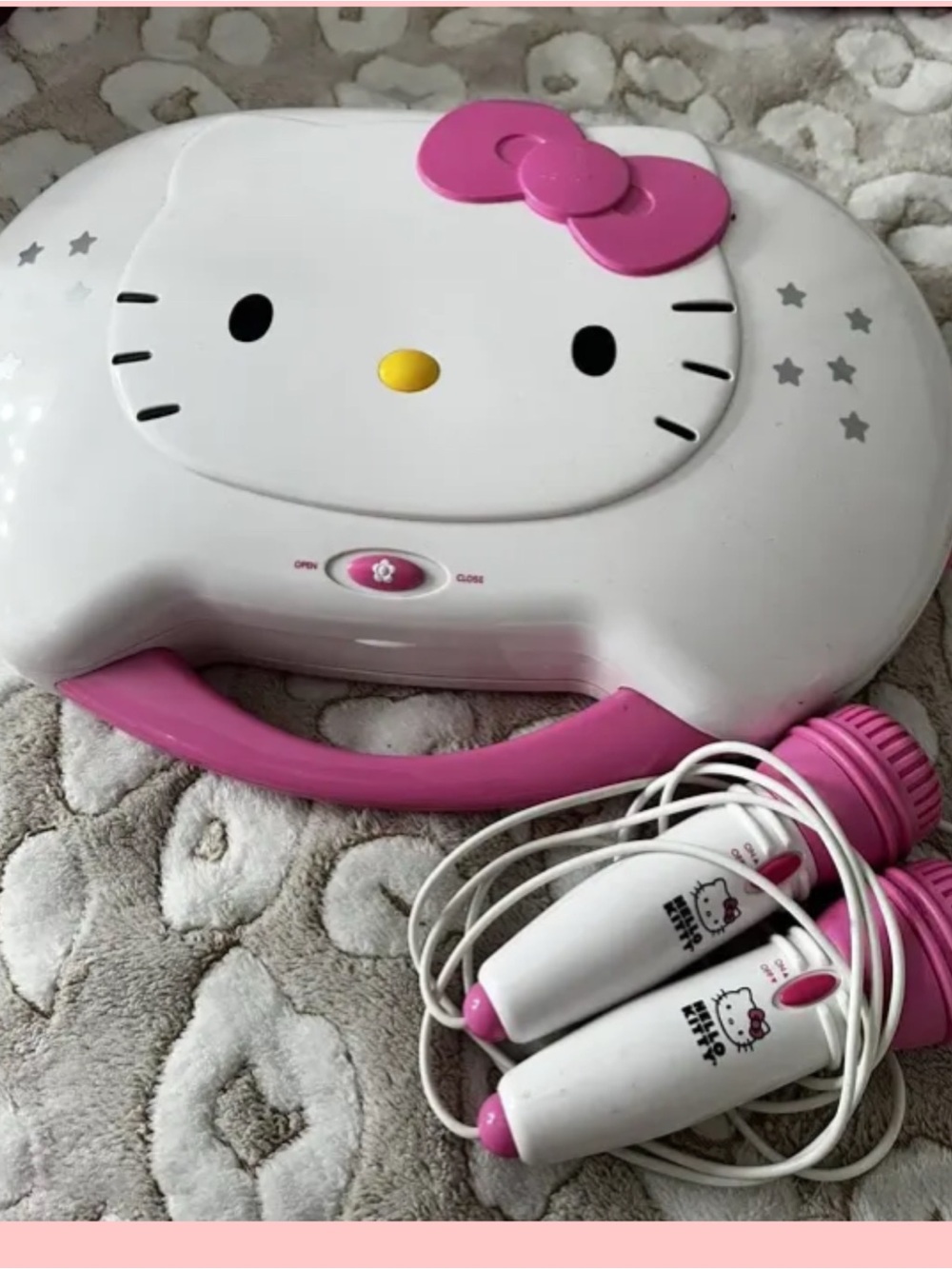 Hello Kitty Kt2003b Cd Karaoke machine / Cd
Player W/ 2 Microphone